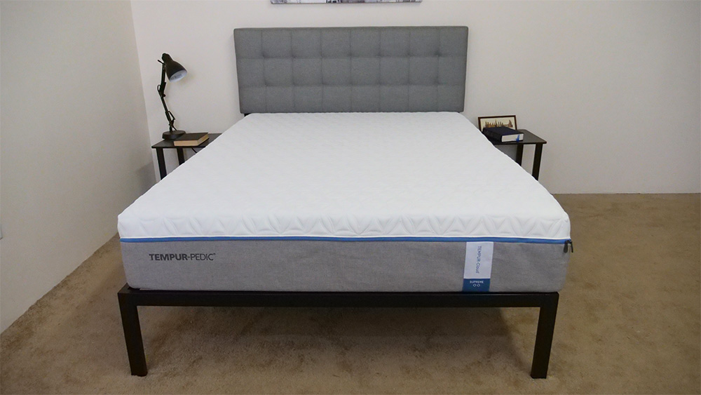 Salteaua Tempurpedic Cloud Supreme pe cadrul patului