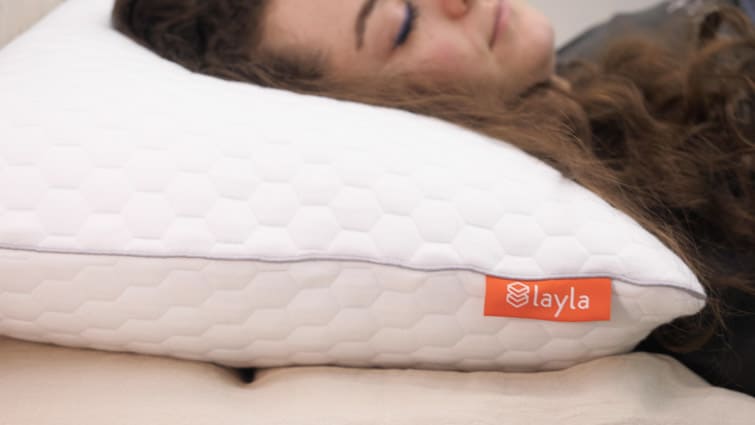 Layla Pillow Review 2021 Best Worst Qualities Sleepopolis