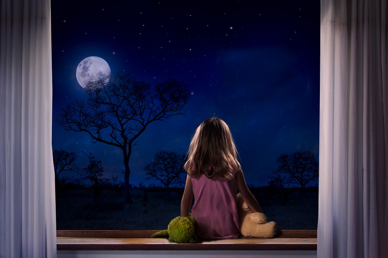 Looking at the moon. Луна в окне. Луна фото для детей. Луна в окне фото. Одиноко Луна окно.