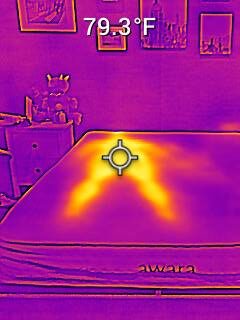 The Awara Natural Luxury Hybrid's surface temperature after laying down on it.